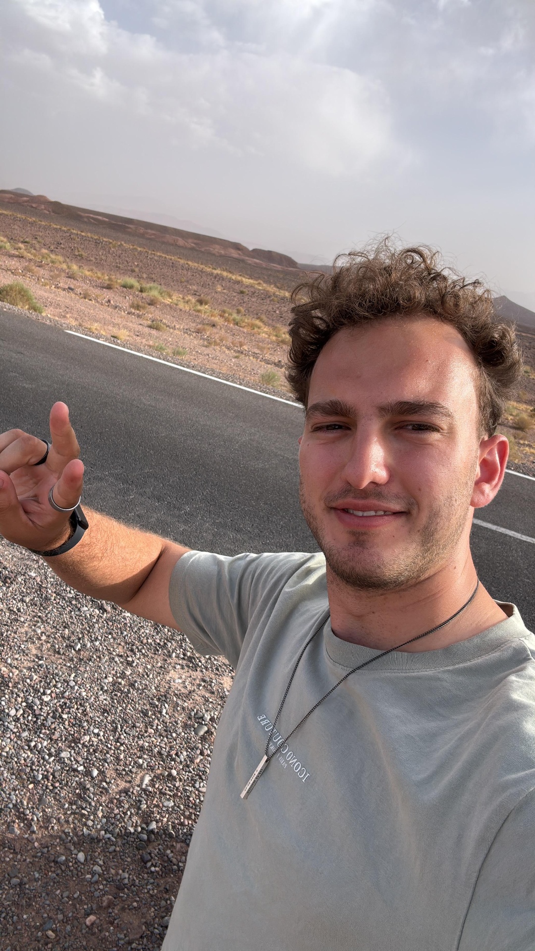 Reizigers ontmoeten locals in een dorp